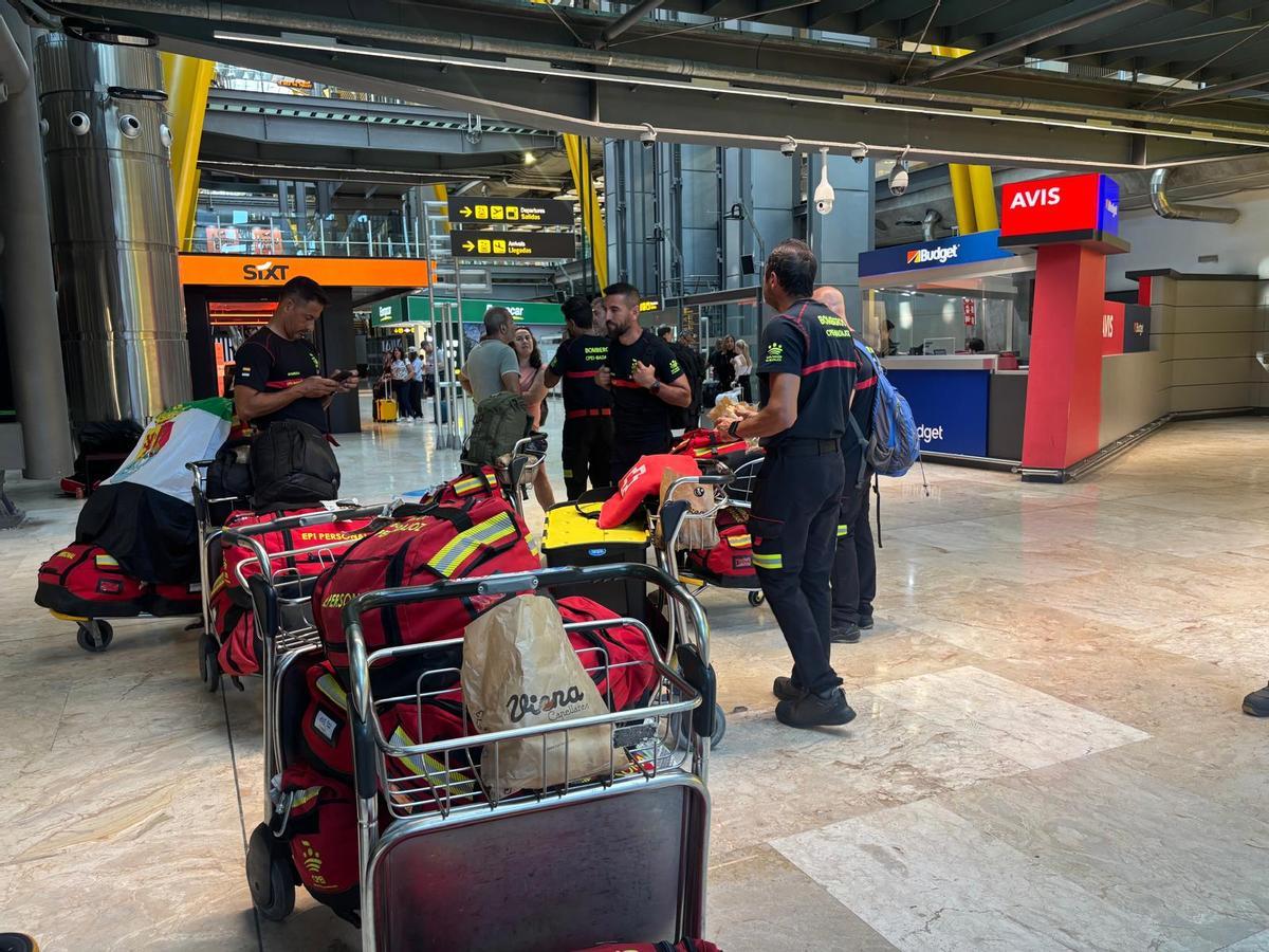 FOTOGALERÍA | Los bomberos de la Diputación de Badajoz regresan de Venezuela tras siete días de rescate.