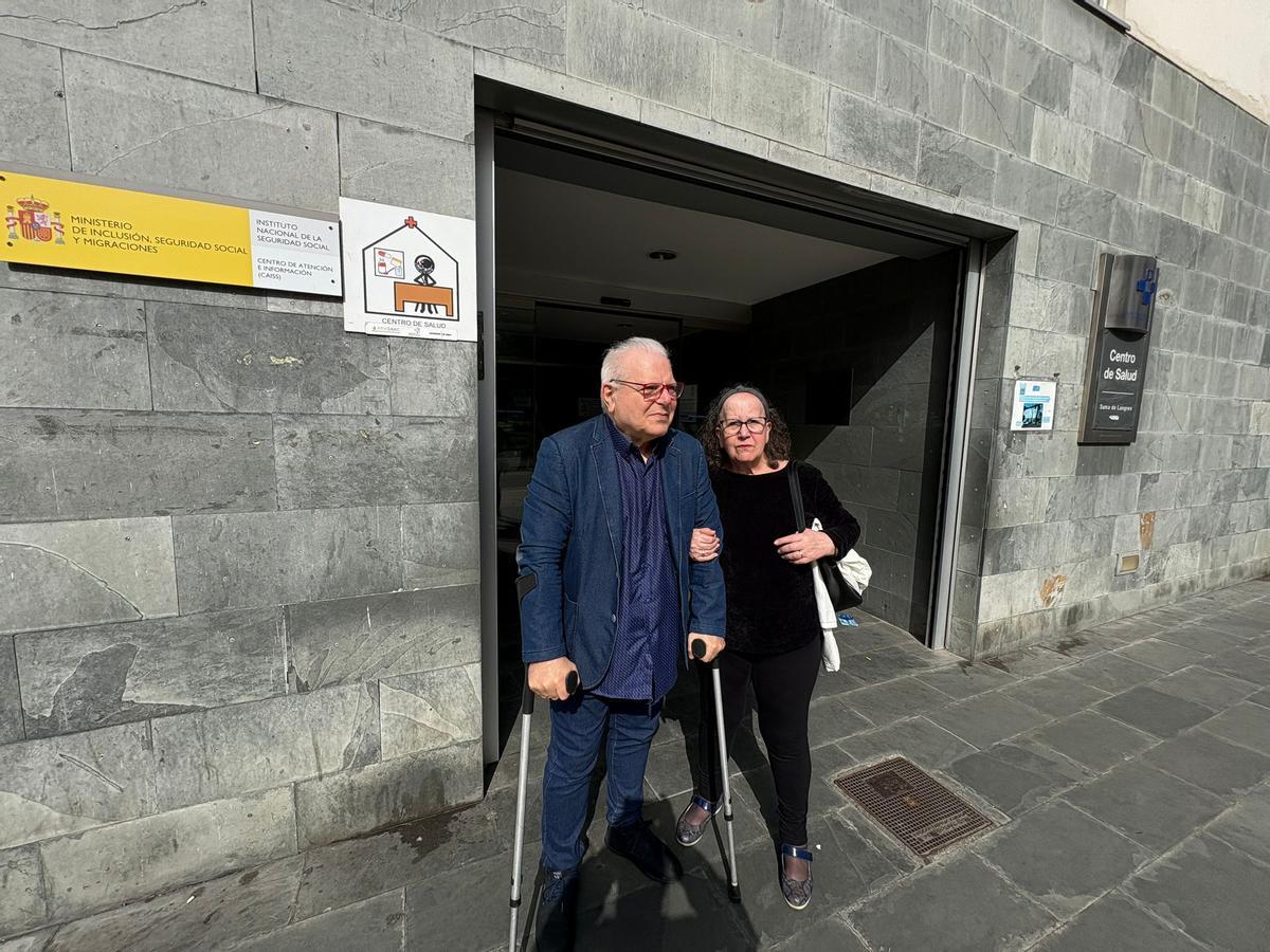 Isabel Valles y Javier Sánchez ante el centro de salud de Sama, en Langreo