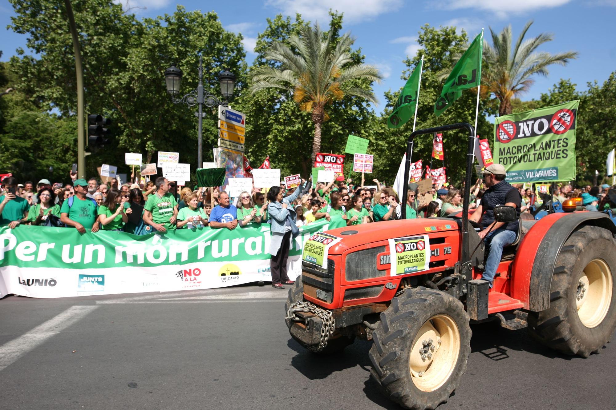 Una marea verde de 52 tractores y 700 personas grita en Castelló no a las macroplantas solares