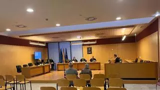 Dos años de prisión por agredir a una camarera en Gijón con una barra de metal