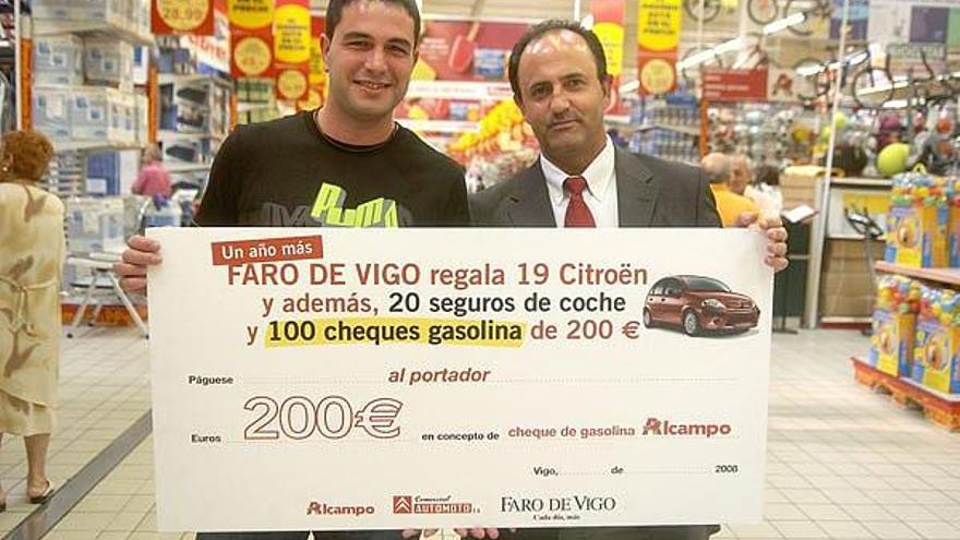 José Francisco Rodríguez entregó el cheque a Domingo Vázquez.