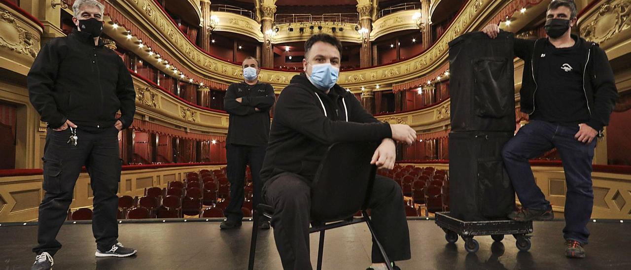 Chus Plágano,  Arturo Fernández, David de la Cruz y Olegario Blanco, en el escenario del Palacio Valdés. | Ricardo Solís