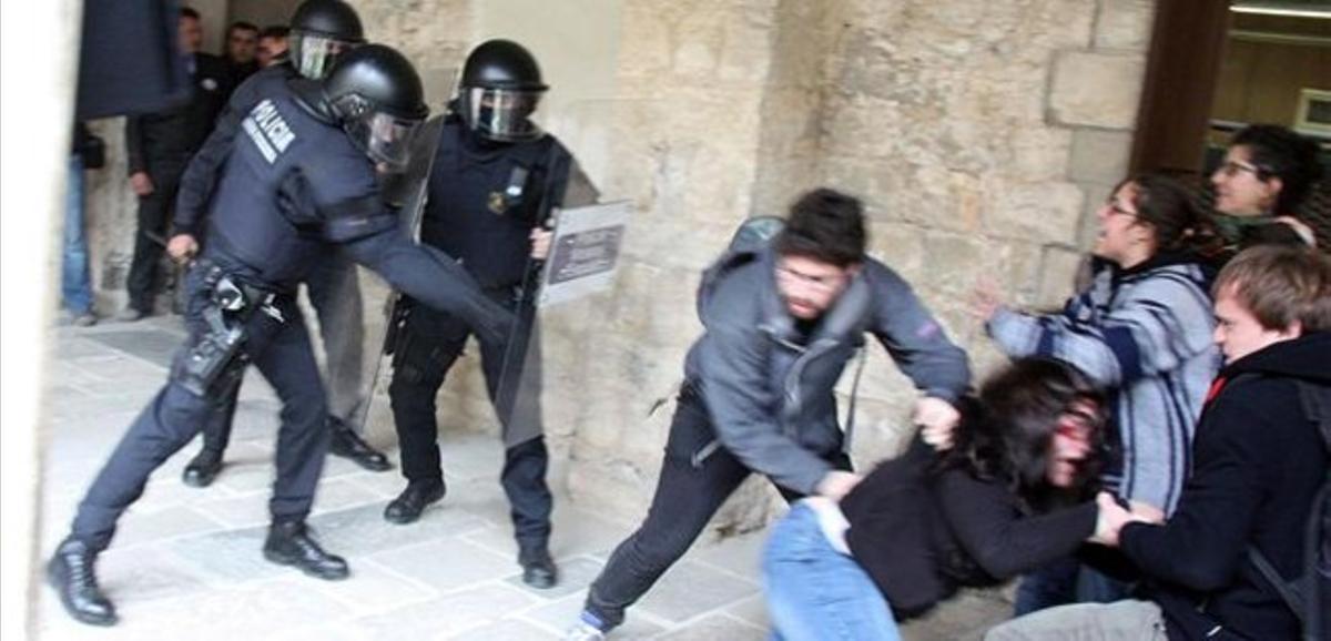 Càrrega policial durant la celebració del 20è aniversari de la Universitat de Girona.