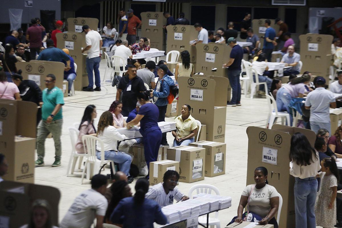 Colombia pasa la mitad de la jornada electoral sin incidentes que afecten las votaciones