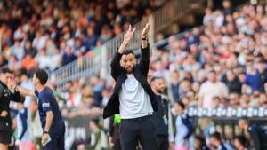 Carlos Corberán en la banda de Mestalla contra el Celta