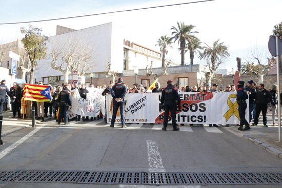 Les pancartes dels antifeixistes contra Cs