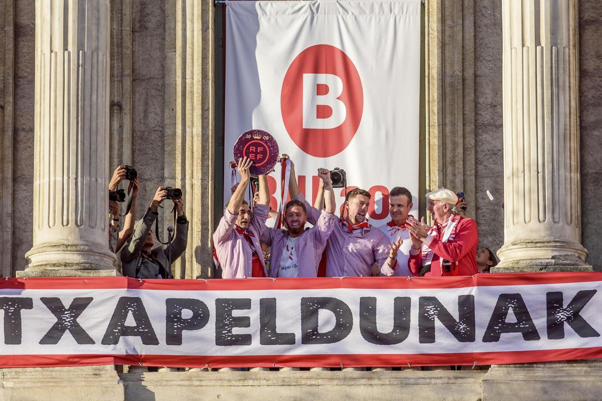 El Athletic celebra la Copa del Rey con una afición volcada con la gabarra. El Athletic celebra la Copa del Rey con una afición volcada con la gabarra.