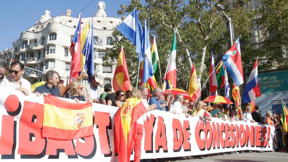 Pancarta de la manifestació convocada per Espanya i Catalans al passeig de Gràcia