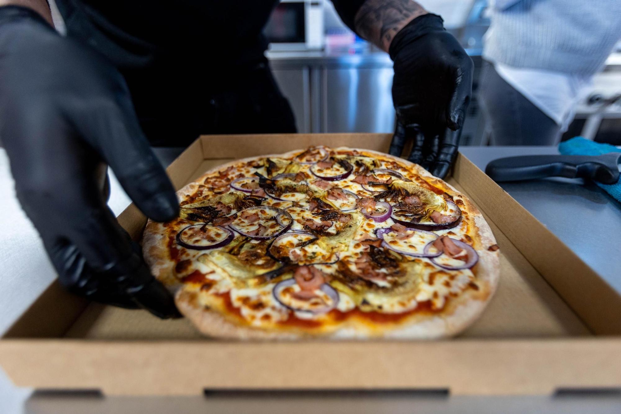 Servipizza elabora artesanalmente sus pizzas en su propio obrador