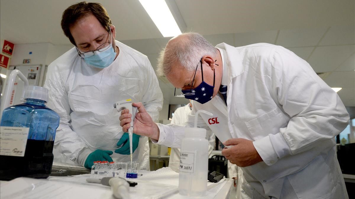 Prime Minister Scott Morrison meets CSL staff working on the COVID vaccine while he tours the company s facility in Melbourne  Friday  March 26  2021  (AAP Image Andrew Henshaw) NO ARCHIVING  AAPIMAGE   DPA  26 03 2021 ONLY FOR USE IN SPAIN