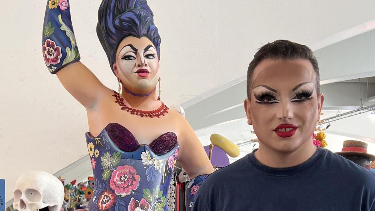 Choriza May junto a su "ninot" en la Exposición del Ninot de Fallas.