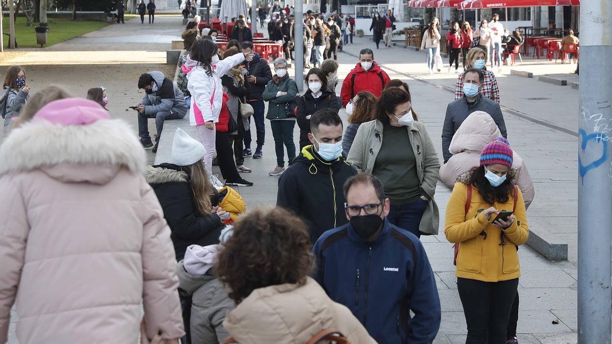 Colas para hacer las pruebas PCR frente al Náutico de Vigo