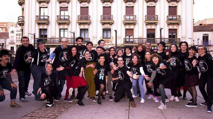 Parte de los integrantes de Swing Zamora, en la plaza de la Constitución.