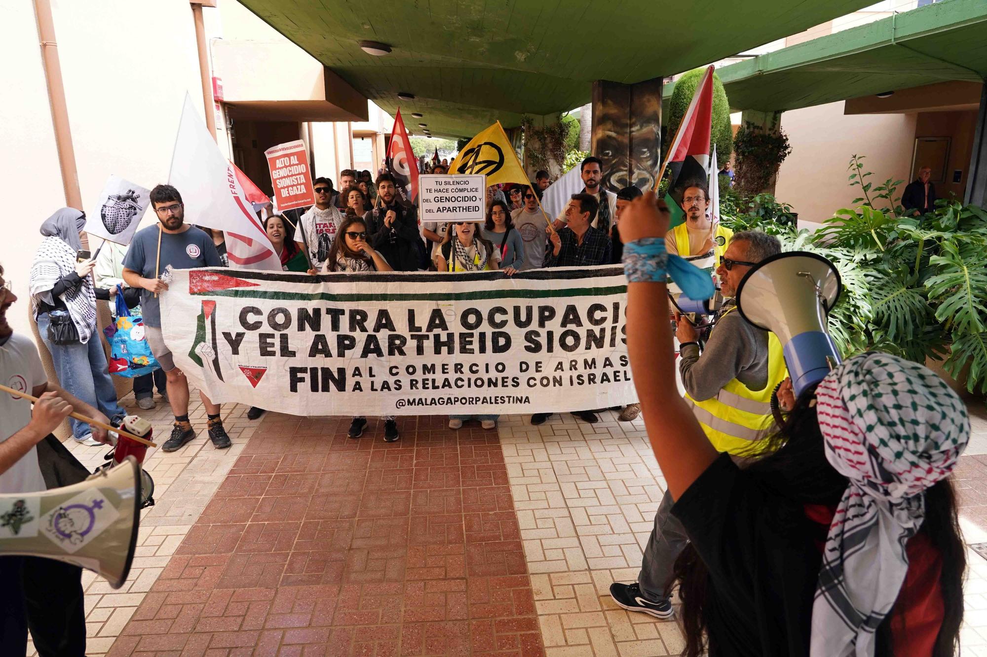 Estudiantes se manifiestan por la facultades de la Universidad de Málaga contra la guerra en Gaza y en favor de Palestina.
