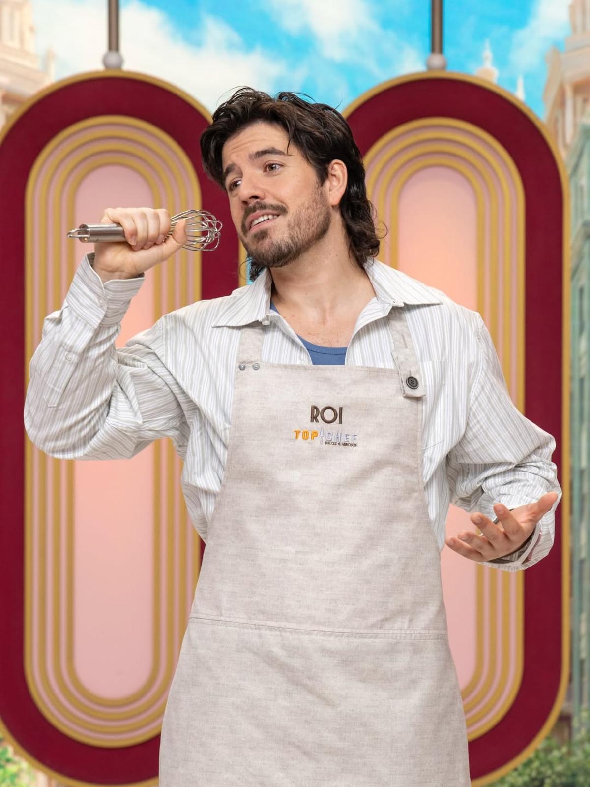 El cantante compostelano Roi Méndez, con el mandil de concursante de 'Top Chef dulces y famosos'