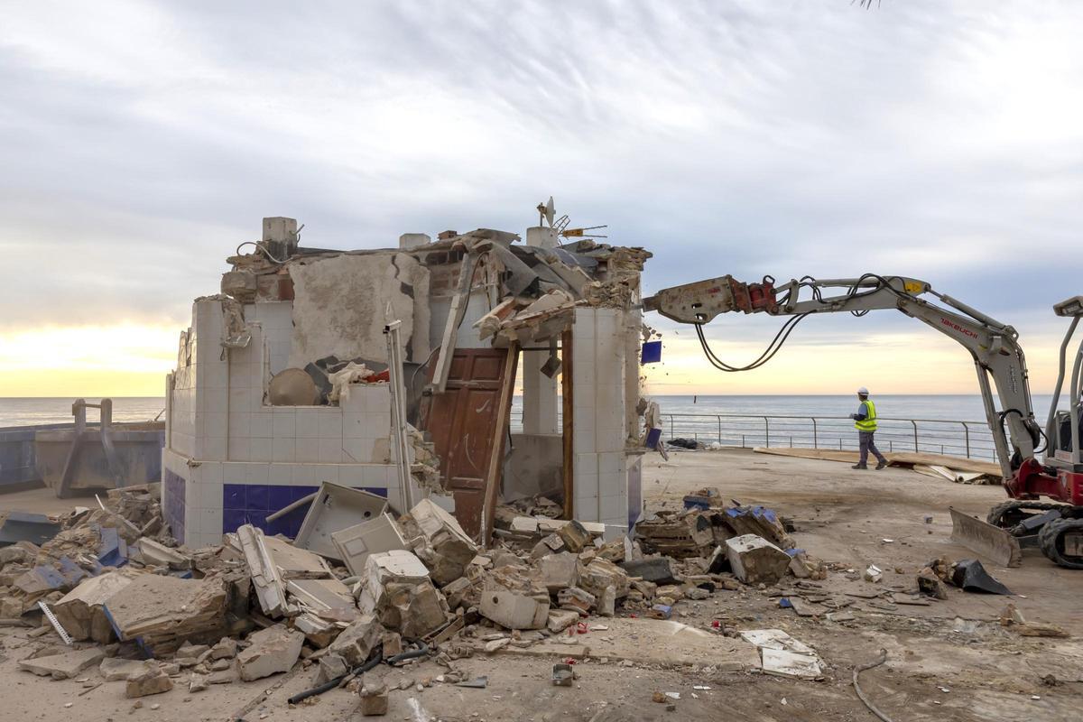 La última estampa de El Tintero. El kiosco ha sido demolido a primera hora de la mañana este martes por Costas