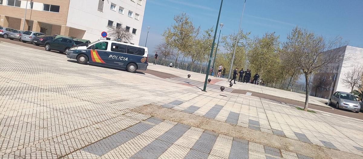 Loa agentes de la policía durante la búsqueda de los menores en Cerro Gordo.