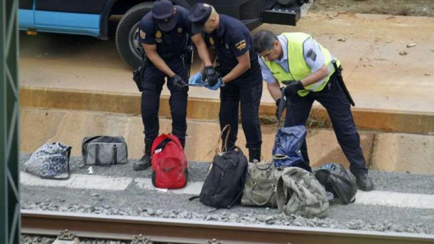 Los servicios de rescate en el momento de recoger pertenencias de las víctimas del accidente. / efe