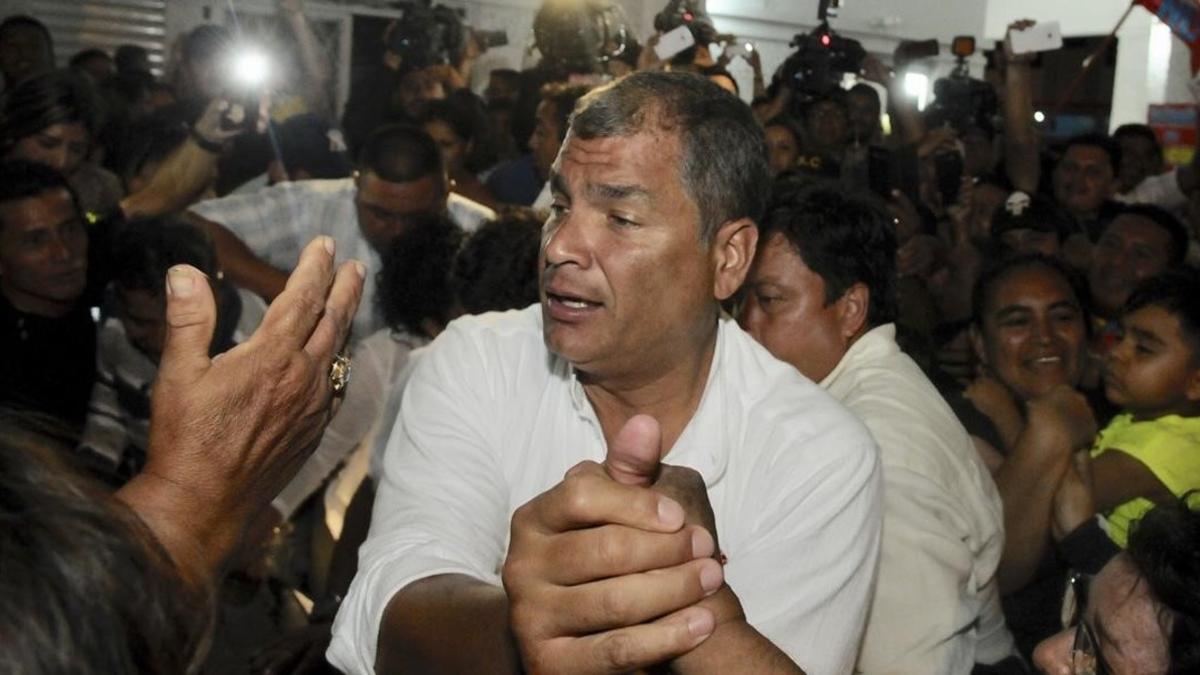 El expresidente ecuatoriano, Rafael Correa, con sus seguidores.