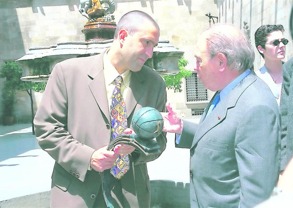 Casimiro, con el trofeo de la Liga ACB logrado por el Manresa en la mano, charla con Jordi Pujol.