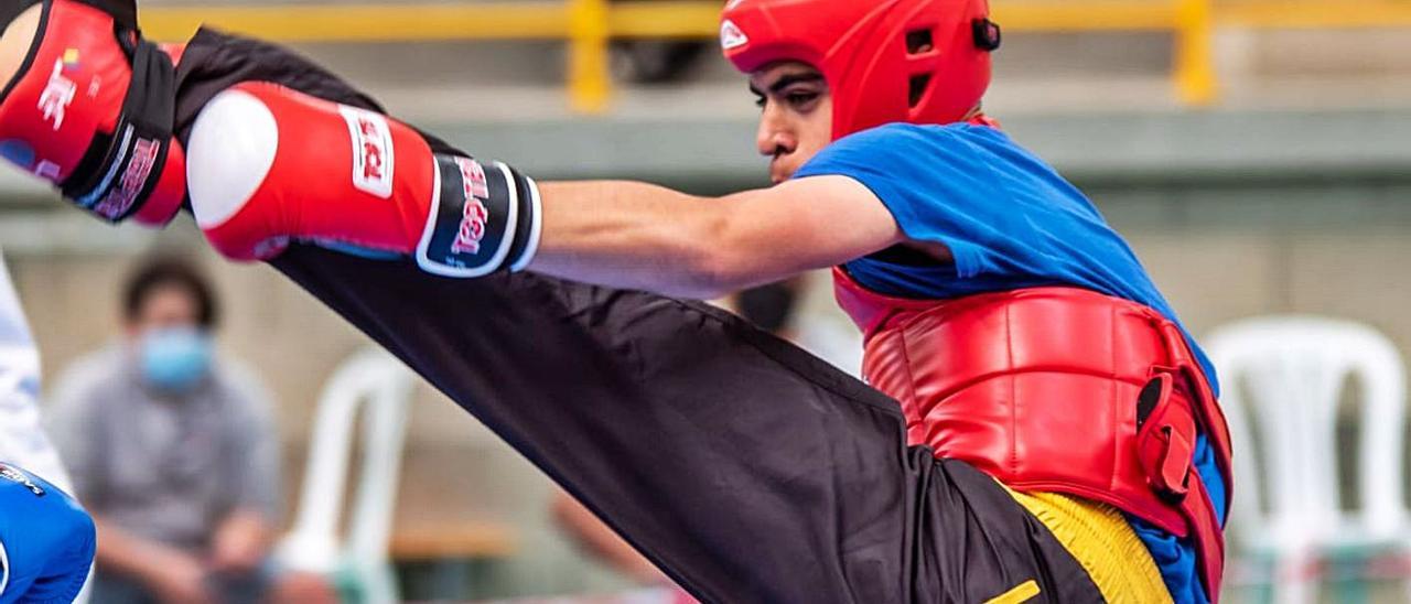 El luchador ibicenco Jordi Marí, de categoría cadete, en acción durante uno de sus combates.