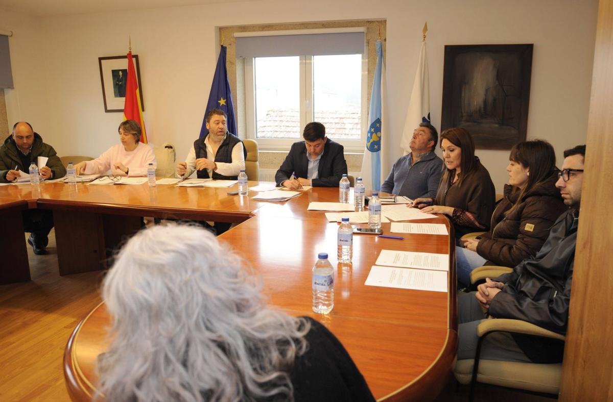 Óscar Val se dirige a los ediles del PP, en un momento del pleno. | BERNABÉ/JAVIER LALÍN