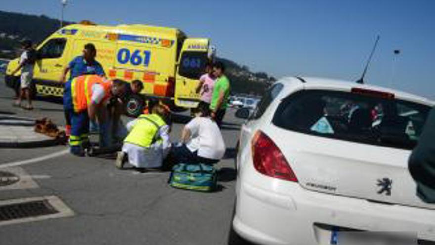 Los heridos fueron atendidos in situ por los equipos de emergencias y trasladados a Povisa. // G. Núñez