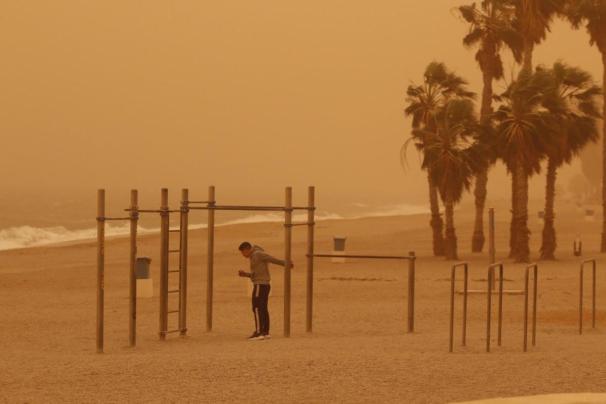 Un joven hace deporte en la playa de Aguadulce, Roquetas de Mar ( Almería) bajo la intensa calima debido al polvo procedente del desierto del Sáhara que ha penetrado en la Península y Baleares. EFE/Carlos Barba