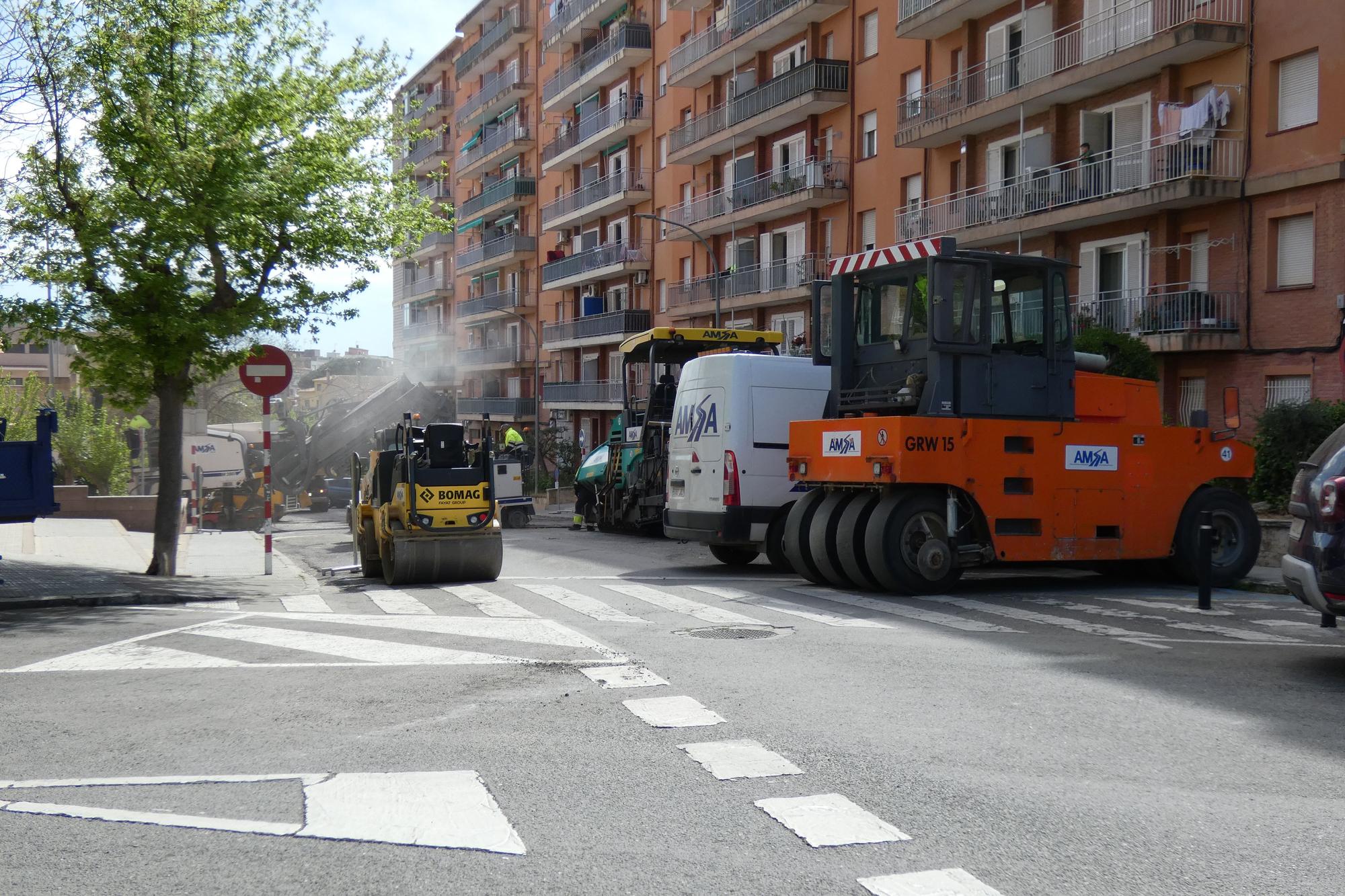 Comencen les tasques d'asfaltatge del carrer Cresques Elies de Figueres