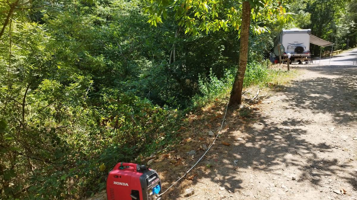 El generador i l&#039;autocaravana acampada a Susqueda