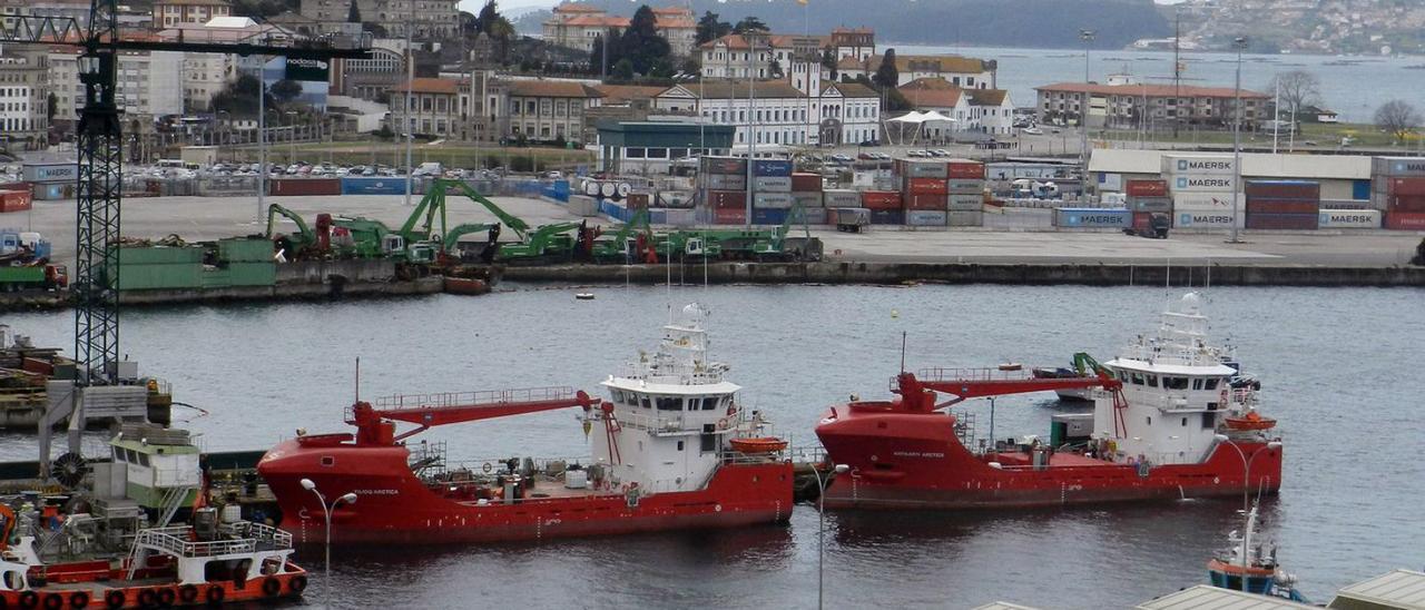 Los portacontenedores para Groenlandia, listos. A la espera de contratos de nueva construcción, Nodosa Shipyard se encuentra finalizando los barcos que figuran en su cartera de pedidos. Con los trabajos avanzados en la draga de Canlemar firmada hace un año, el astillero entregó este mes el primero de los portacontenedores para Royal Arctic Line, el Arpaarti Arctica. El segundo, Tilioq Arctica, se entregará en breve. | GUSTAVO SANTOS