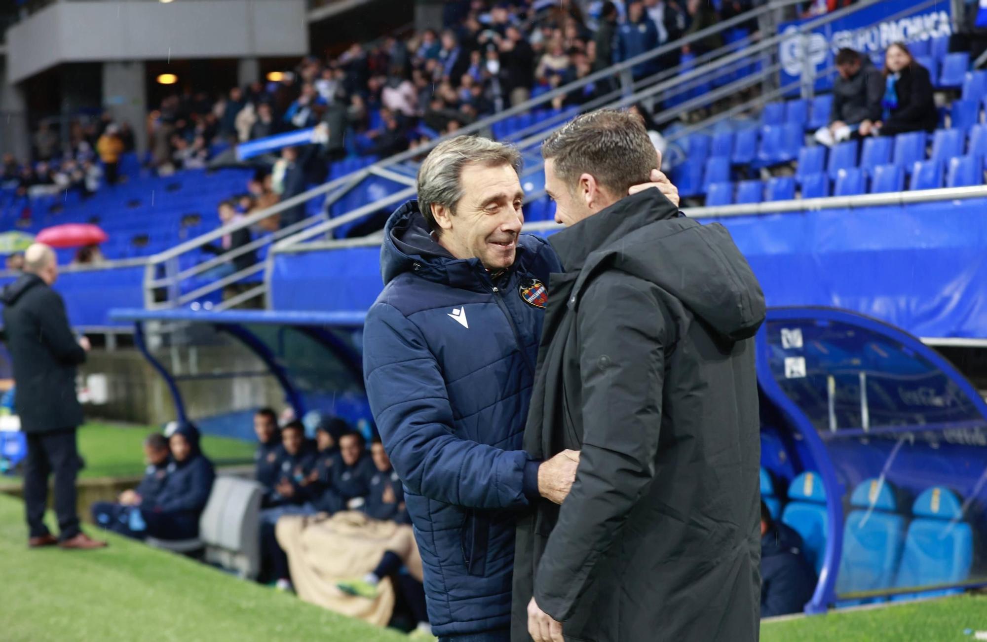 EN IMÁGENES: Ambiente y partido de un Real Oviedo-Levante pasado por agua