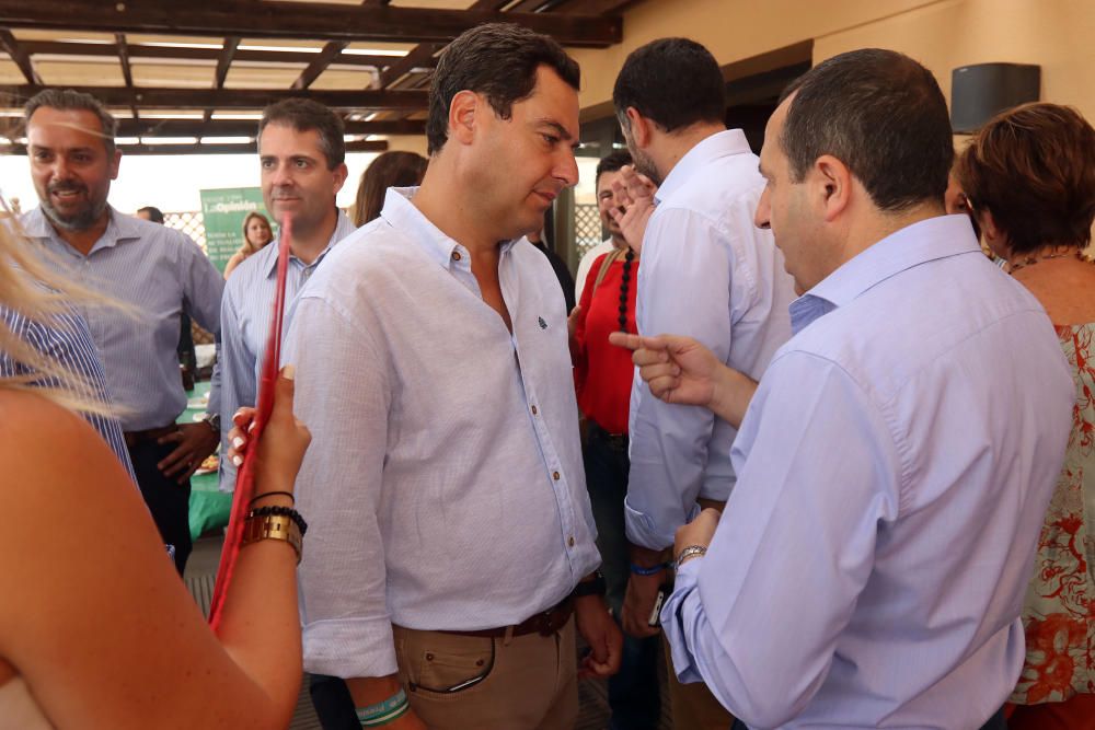 Cordial ambiente en la terraza de La Opinión, entre representantes políticos populares y socialistas a nivel regional y provincial.