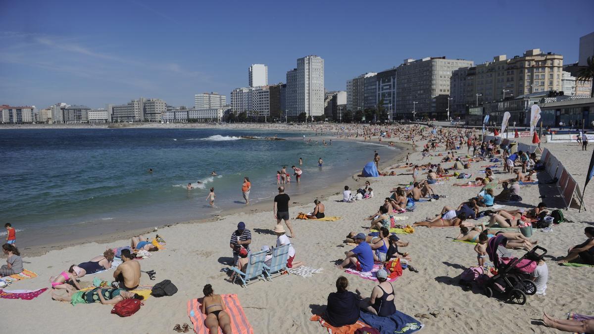 Bañistas en la playa coruñesa de Riazor.