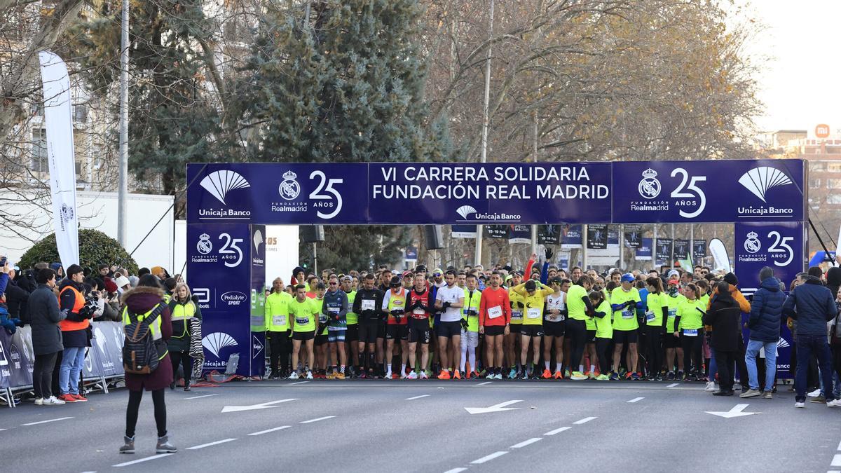 Los corredores antes de darse la salida de la VI Carrera Solidaria Fundación Real Madrid.