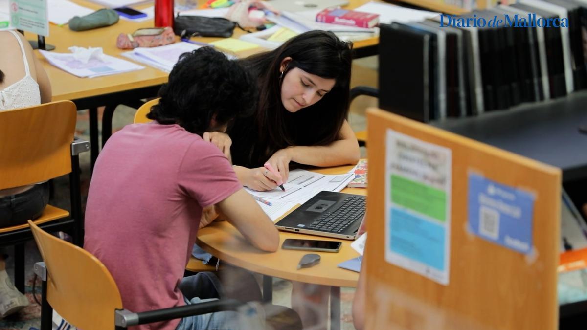 Selectividad 2023 en Baleares | Las bibliotecas se llenan de estudiantes que apuran las últimas horas antes del inicio de las pruebas