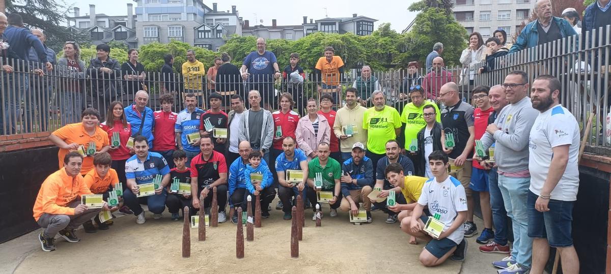 Foto de familia de los premiados en el XXXVII Memorial Cajetilla de Bolos.