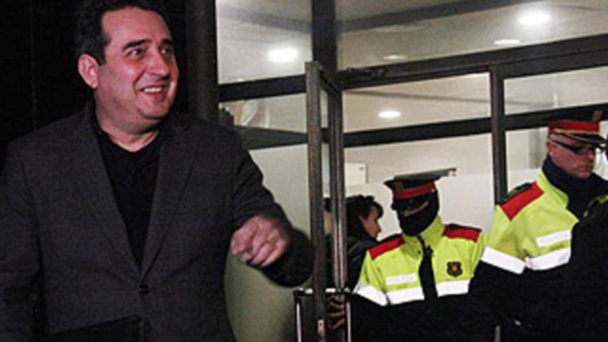 El alcalde de Sabadell, Manuel Bustos, a su salida de declarar ante el juez la madrugada del lunes.