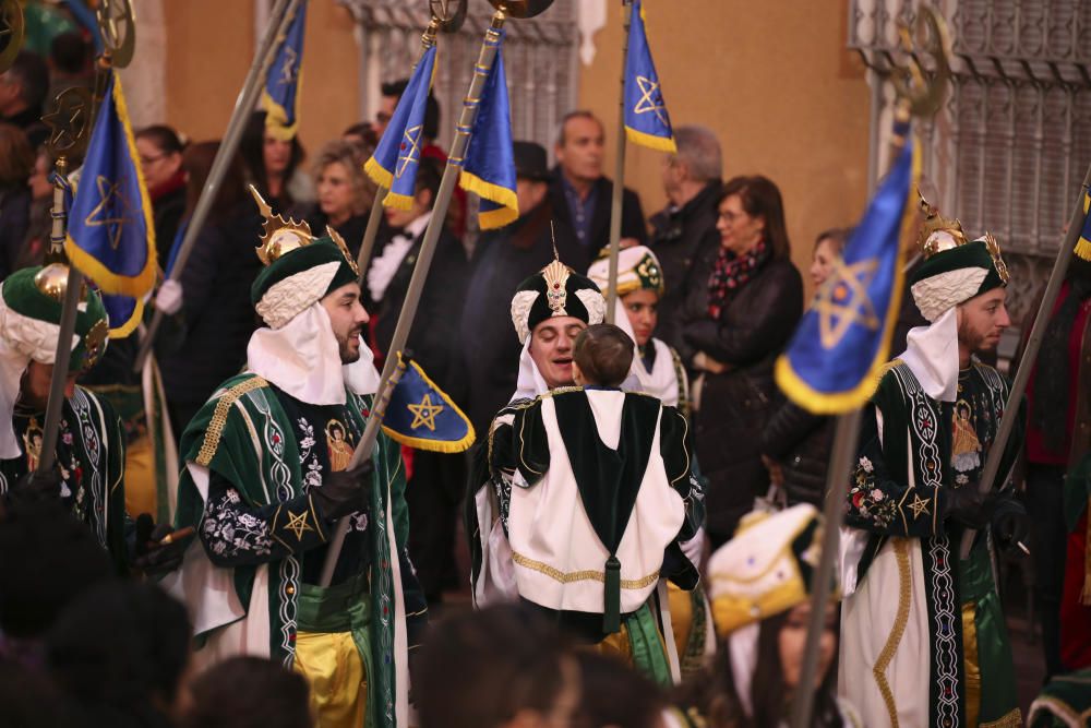 El desfile de La Entrada da la bienvenida a los Moros y Cristianos de Sax