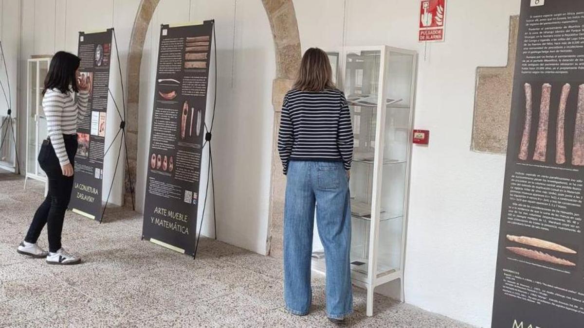 Varias mujeres contemplan la exposición.