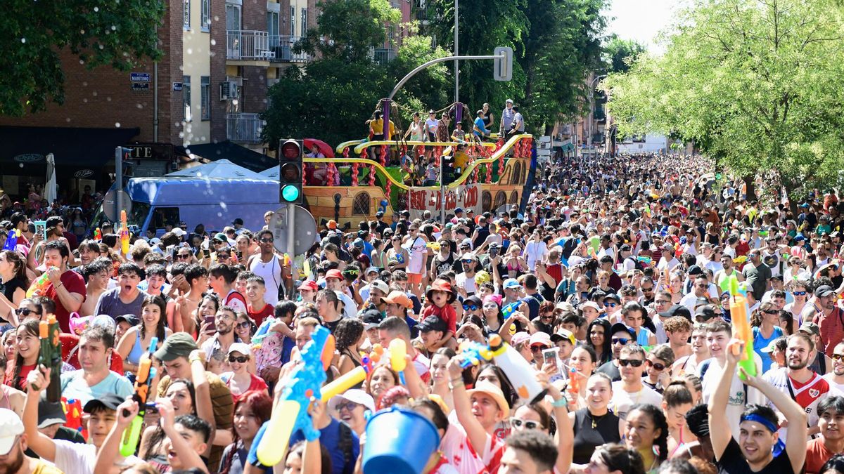 La Cofradía Marinera de Vallecas convoca la tradicional Batalla Naval de Vallecas, una fiesta de agua y reivindicación que se celebra desde 1982 en este barrio madrileño, interrumpida solo por la pandemia y que este año tiene como lema 'Frente a los discursos de odio, ¡¡mójate!!', este domingo en Madrid.