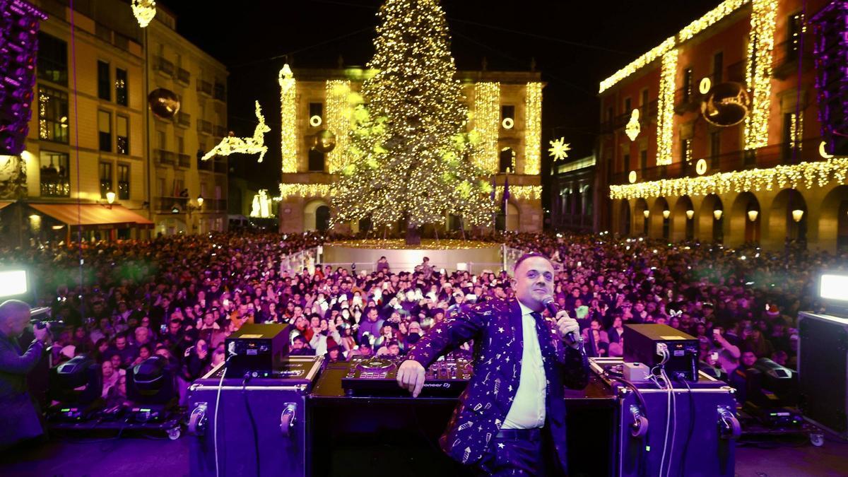 Gijón vibra en la plaza Mayor, abarrotada para dar la bienvenida al 2026