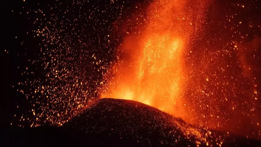 L'erupció del volcà de La Palma continua amb fases més explosives