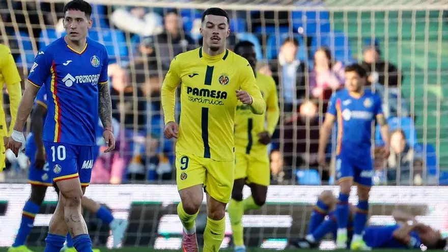 ¡Mikautadze aprovechó el caos en el área para anotar el gol del honor!