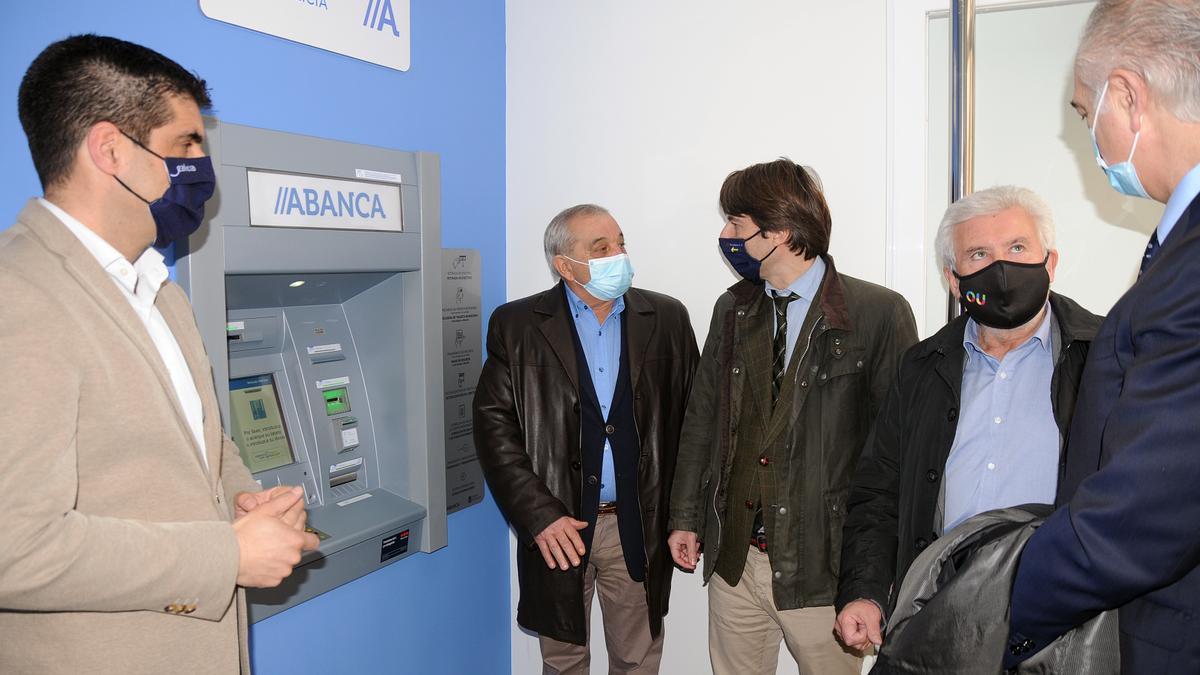 El conselleiro de Facenda en la instalación del primer cajero del convenio con Abanca. // Xunta