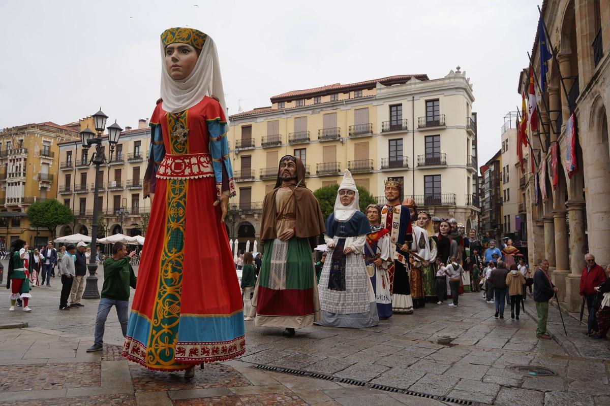 Encuentro de gigantes y cabezudos Encuentro de gigantes y cabezudos