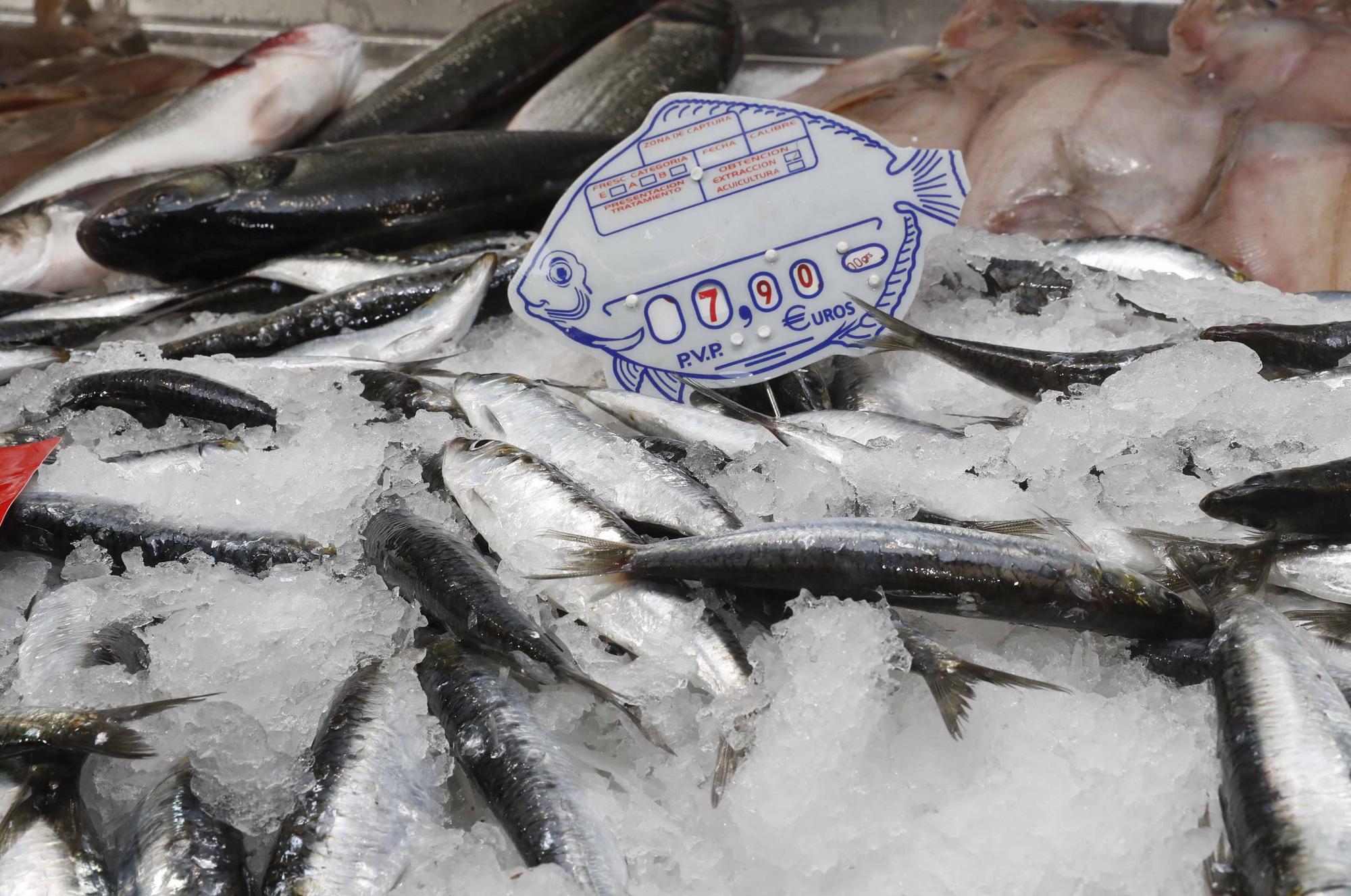 Noche de San Juan, día de sardinas en el mercado de Teis