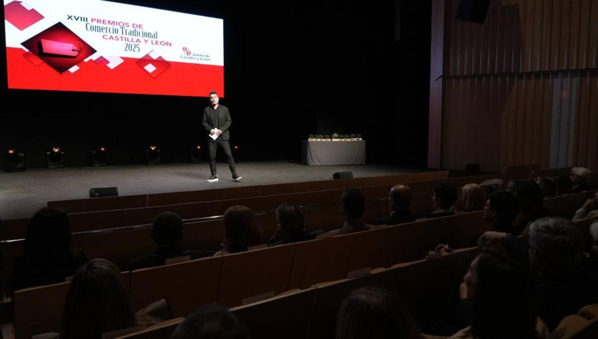 El cómico Álex Clavero durante su actuación.