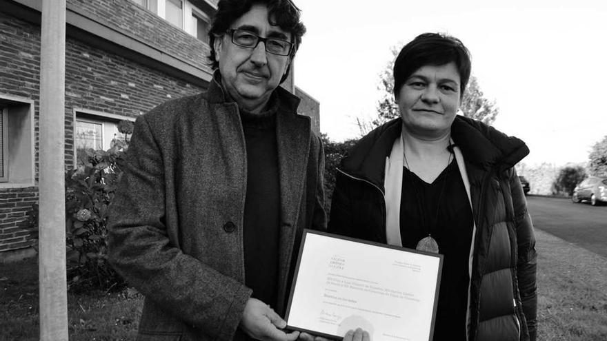 Emilio García y Rosa Mesa, con el diploma del proyecto vencedor en Jarrio.