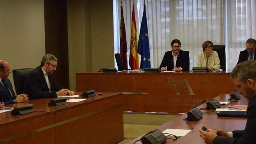 Una imagen de la reunión de la Ponencia del Estatuto de Autonomía, en la que está Pedro Antonio Sánchez como representante del PP.